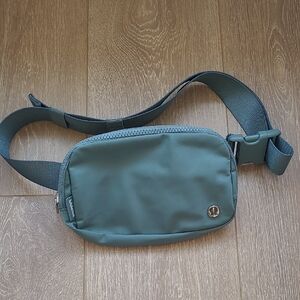 Lululemon Everywhere Belt Bag 1L in Tidewater Teal